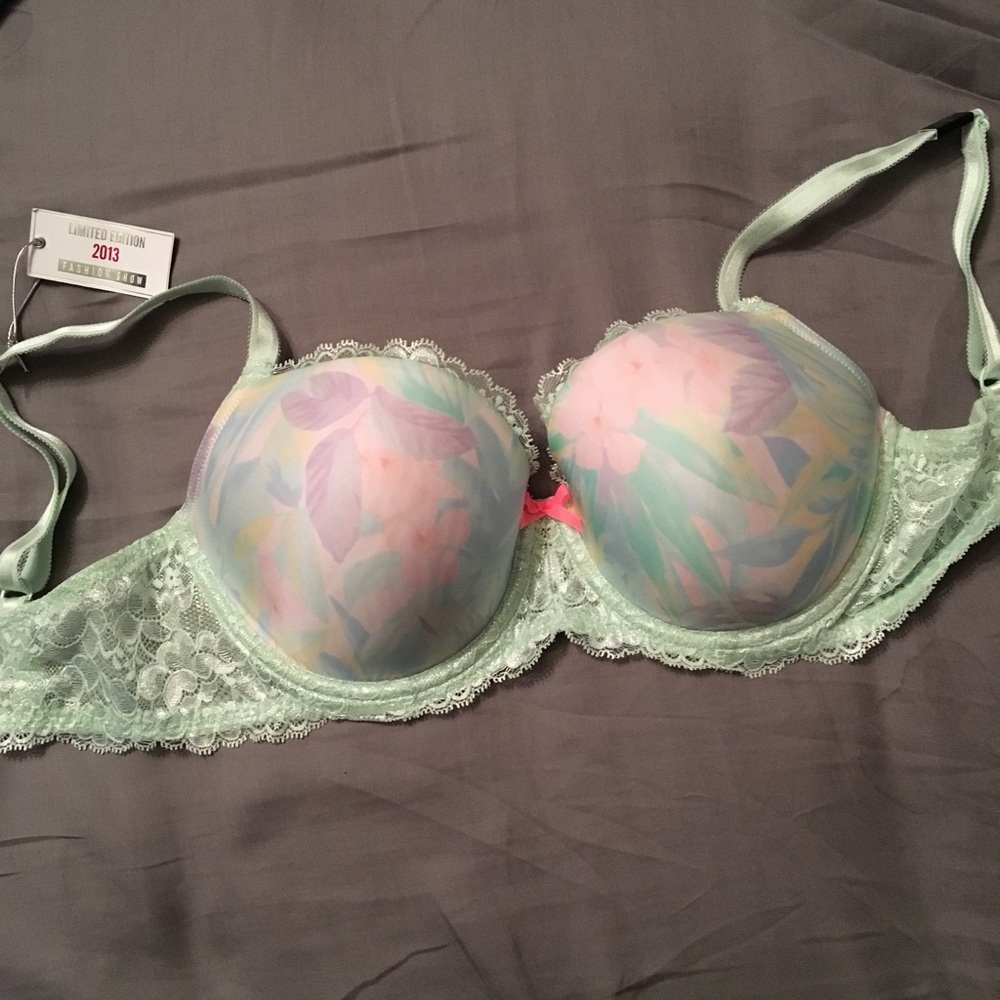 Brand New Victoria Secret 32DDD Lined Demi Bra